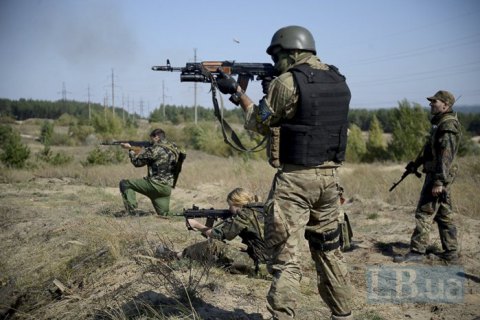 На Донбасі загинув військовий, ще двох поранено