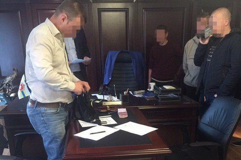 Одного з керівників податкової Рівненської області спіймали на хабарі