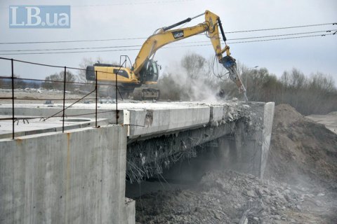 В Киеве начали демонтаж моста к скандальной стройке на Осокорках