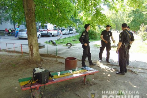 В Киеве на проспекте Правды мужчина устроил стрельбу на детской площадке