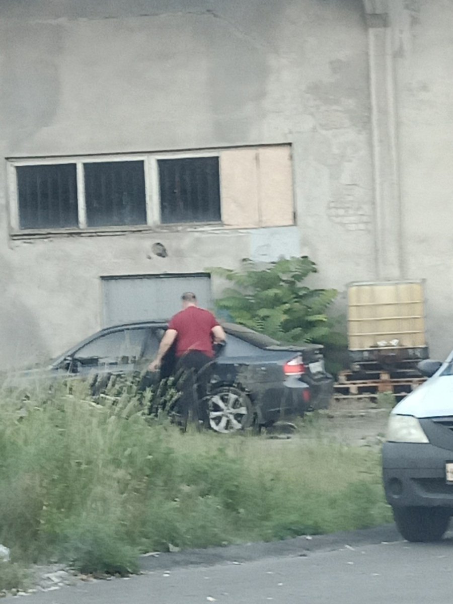 Шутов сідає у своє авто
