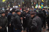 Мешканці Кривого Рогу розгорнули мітинг біля Ради