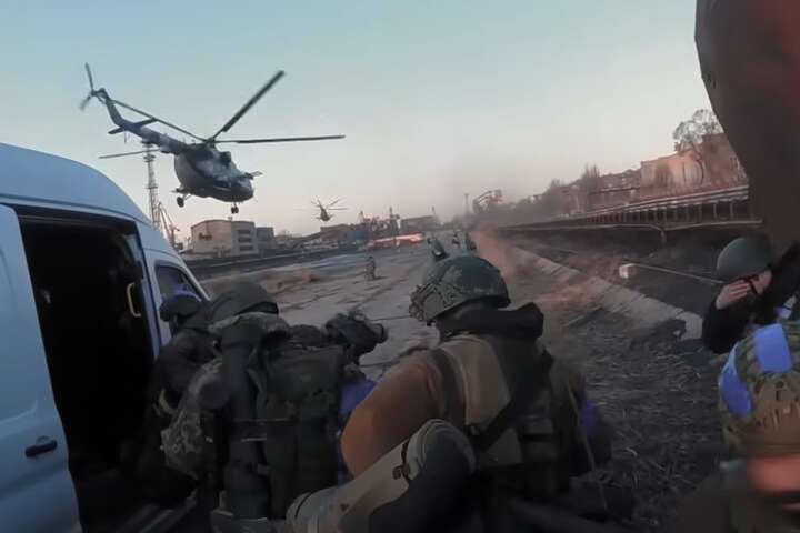 Лікарі в супроводі військових прибули в Маріуполь гелікоптерами.