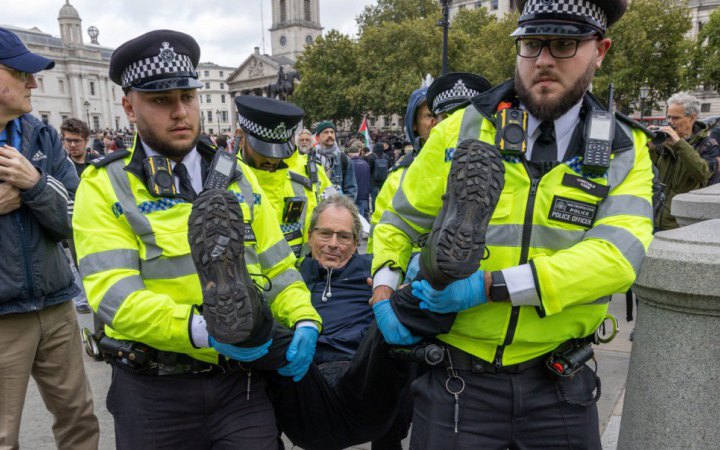 Британський уряд хоче обмежити протести після нападу на синагогу