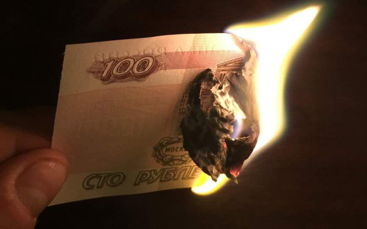 Російський рубль після “бунту Пригожина” опустився до показника березня 2022 року