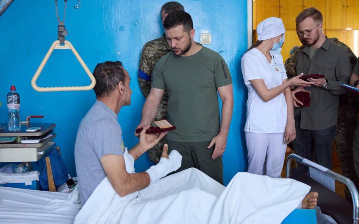 Зеленський відвідав поранених українських захисників у госпіталі на Львівщині
