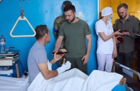 Зеленський відвідав поранених українських захисників у госпіталі на Львівщині