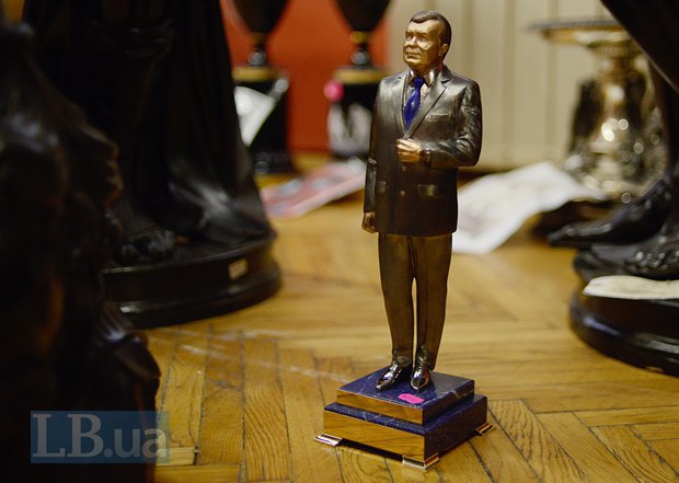 Та ж статуетка Януковича, що і вище