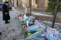 Киевляне приносят цветы и лампадки к посольству Франции