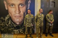 Порошенко і Ложкін відвідали виставку про 16 героїв Донбасу (фото додаються)