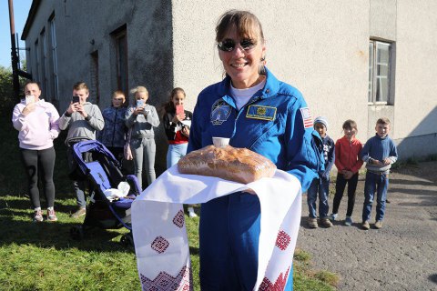 Американская астронавтка приехала на историческую родину отца в село Якимов возле Львова