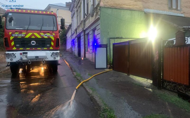 У Чернівцях унаслідок зливи підтопило квартири у житлових будинках