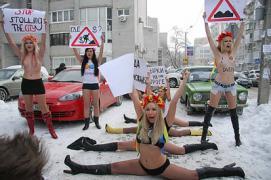 FEMEN в Днепропетровске: "Дураки, сделайте дороги!"