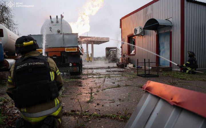ДСНС: У Херсоні окупанти атакували рятувальників під час гасіння пожежі після дронової атаки