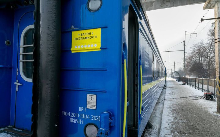 Понад 30 "вагонів незламності" вирушають у регіони України, 14 мобільних пунктів – до прифронтових областей