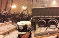 "Титушки" разбирают блокпост митингующих на Грушевского