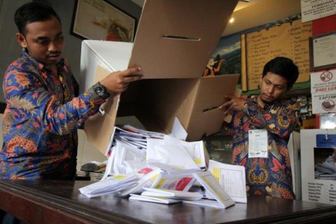 На виборах в Індонезії майже 300 членів виборчкомів померли від перевтоми