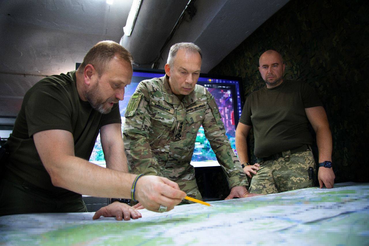 Головнокомандуючий ЗСУ Олександр Сирський під час спілкування із командирами військових частин, які діють на Добропільському,
Сіверському та Лиманському напрямках.
