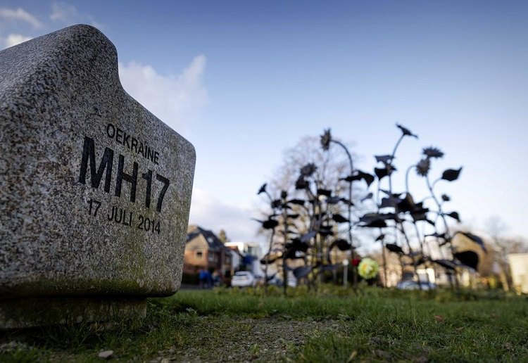 Памятник MH17 в Дудокпарке в Хилверсюме, Нидерланды, 12 февраля 2020 года 