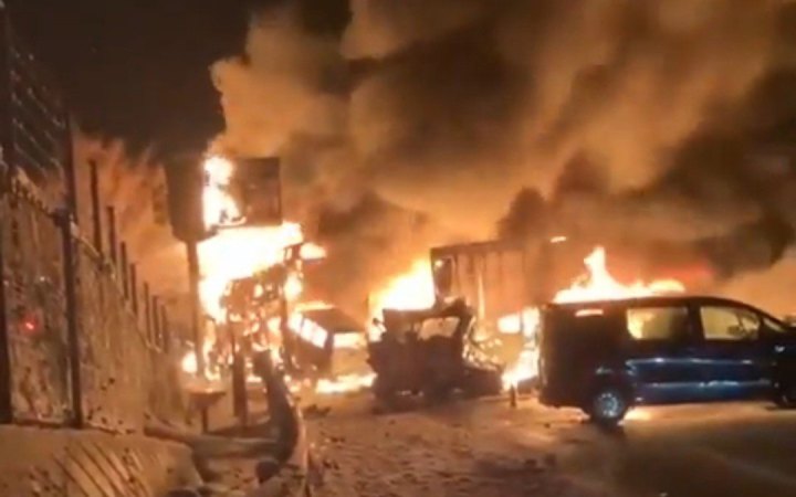 У Японії через негоду зіштовхнулися понад 50 автомобілей. Дві людини загинули, декілька десятків травмовано