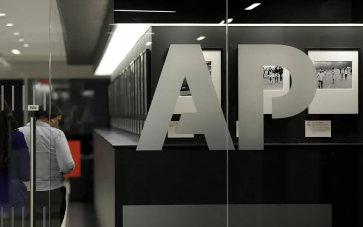 Суд зобов'язав Білий дім не обмежувати Associated Press в доступі до пресзаходів 
