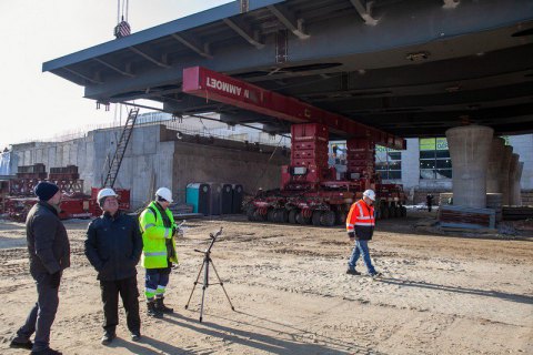 На строительстве Шулявского моста в Киеве установили последнюю секцию