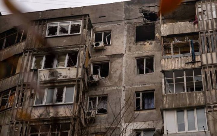 Росіяни обстріляли житловий квартал Херсона, влучили у п'ятиповерхівку