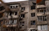 Росіяни обстріляли житловий квартал Херсона, влучили у п'ятиповерхівку