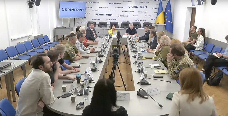 Учасники круглого столу «Креативні і дієві методи стимулювання вживання та розвитку української мови».