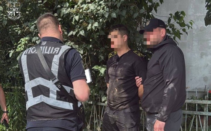 Правоохоронці викрили митника, який за 2% допомагав вивозити з країни валюту 