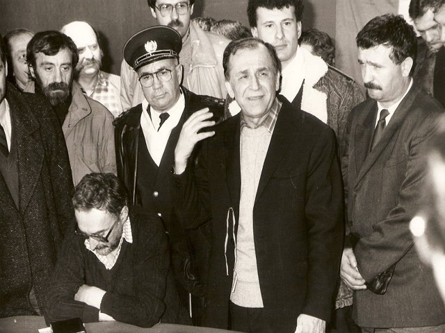 Іон Ілієску під час виступу на румунському телебаченні під час революції 1989 року