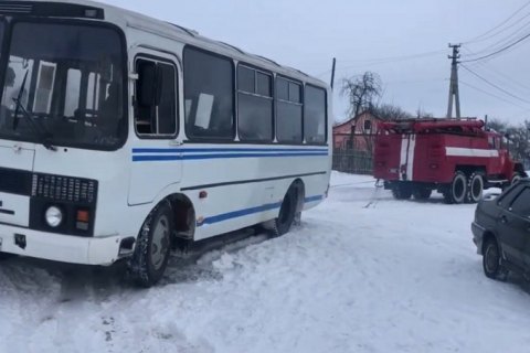На Волыни спасатели отбуксировали из снежного заноса школьный автобус с детьми