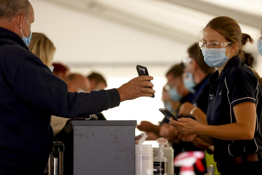 У туристів перевіряються наявність щеплень проти коронавірусу в аеропорту Хобарт, Австралія, 15 грудня 2021 р