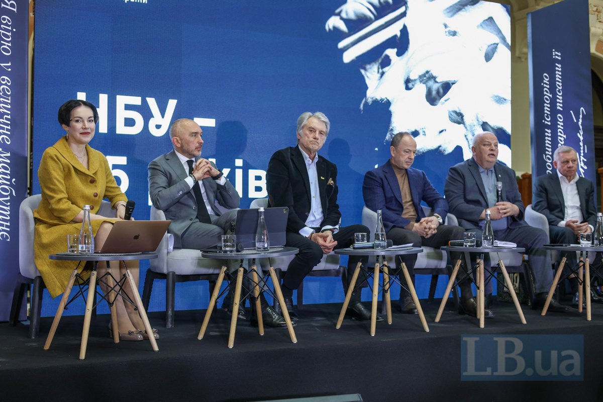 Cоня Кошкіна, Голова НБУ Андрій Пишний (з жовтня 2022 р), Віктор Ющенко (1993–2000 рр), Сергій Тігіпко ( грудень 2002 - листопад 2004 р), Степан Кубів (Голова НБУ 24 лютого - 19 червня 2014) і Яків Смолій (15 березня 2018 - 3 липня 2020 р)