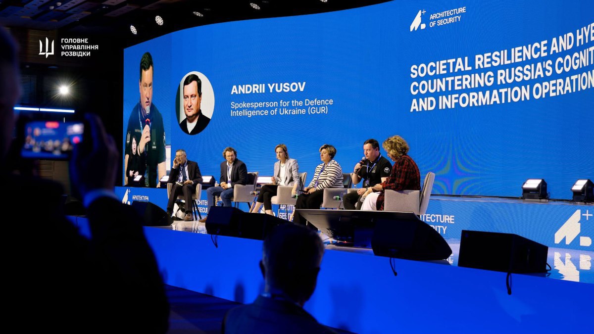 Представник ГУР МО України Андрій Юсов під час панельної дискусії “Суспільна стійкість та гібридні загрози: протидія когнітивним та інформаційним операціям росії” на Міжнародному форумі “Архітектура безпеки”