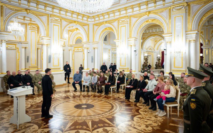 Зеленський вручив звання Героя України і відзнаки «Хрест бойових заслуг»