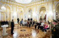 Зеленський вручив звання Героя України і відзнаки «Хрест бойових заслуг»