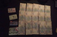 Киевского патрульного задежали при получении 12,5 тыс. гривен взятки