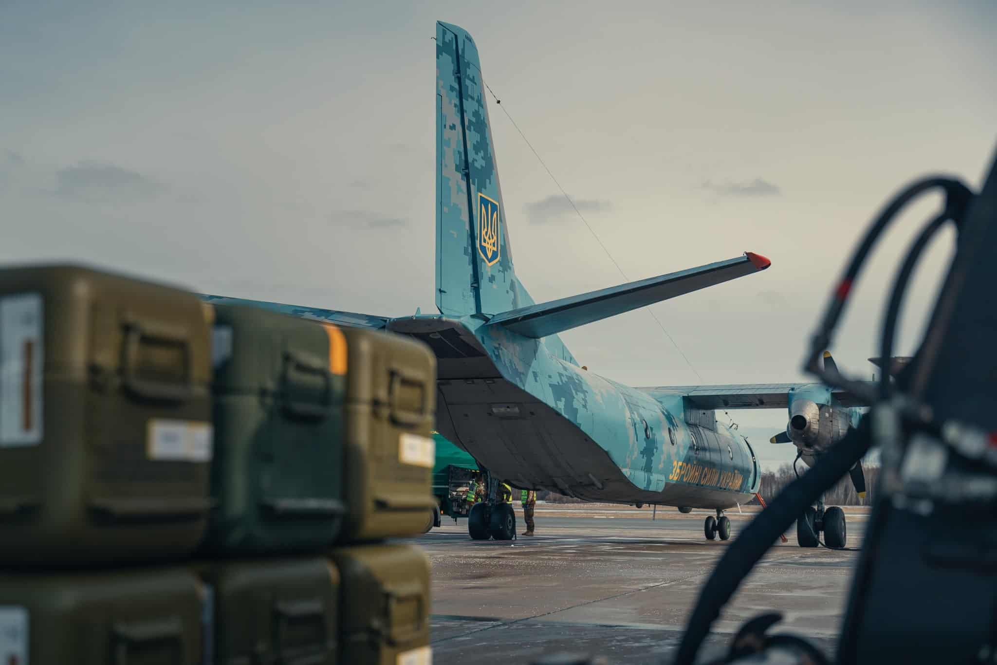 Літак ПС ЗС України та контейнери з ПЗРК Stinger, які прибули з Латвії.