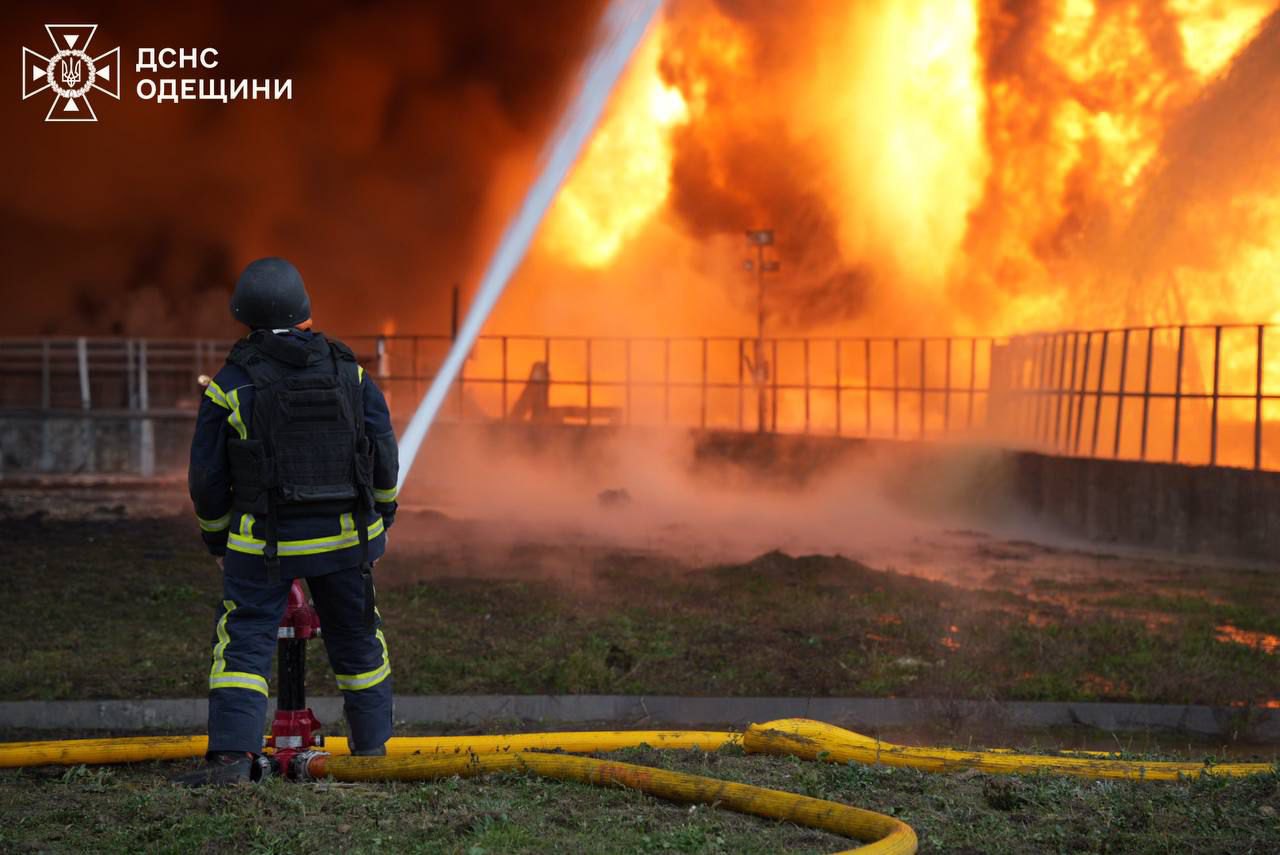Рятувальники ліквідовують наслідки обстрілів 23 грудня 2025