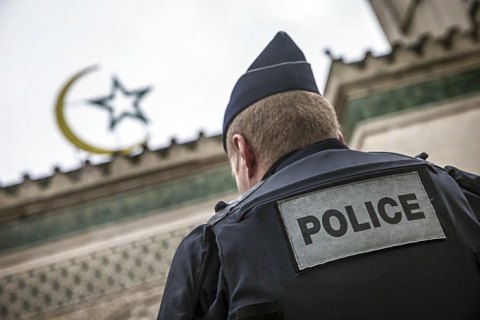 Макрон назвав убивство вчителя у передмісті Парижа терактом, затримано дев’ятьох підозрюваних