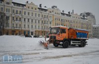 На борьбу со снегом в Киеве бросили 500 единиц техники и 4,8 тыс. дворников 