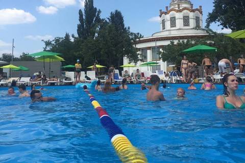 У Києві на ВДНГ відкрився літній басейн
