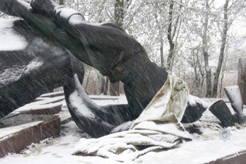 У Дніпропетровській області пам'ятник Невідомому офіцерові порізали на частини