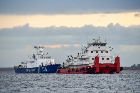 Росія перекинула в Азовське море два військові кораблі