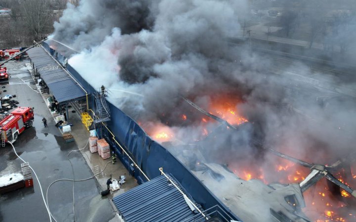 Через російський обстріл у Нікополі виникла масштабна пожежа