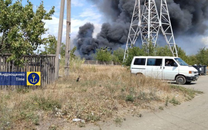 У тимчасово окупованому Маріуполі виникла масштабна пожежа в районі військової бази РФ