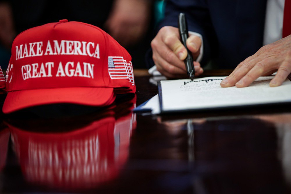 Президент США Дональд Трамп підписує укази в Овальному кабінеті Білого дому у Вашингтоні, 23 квітня 2025 р.