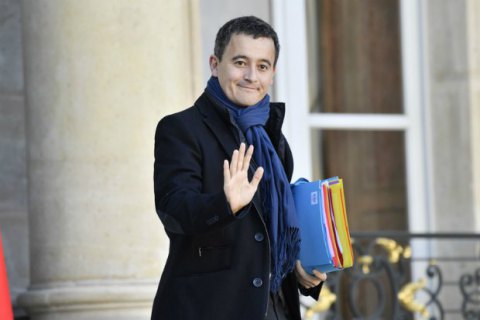 Французький міністр відкинув звинувачення в зґвалтуванні і відмовився йти у відставку