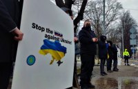 Украинцы в Латвии организовали акцию протеста перед посольством РФ